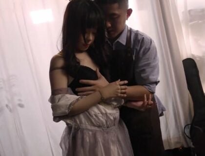 Nghệ nhân thỏa mãn bằng việc tạo ra con rối vào lúc nửa đêm